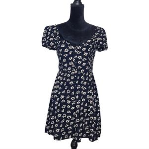 5/$15 En Creme Navy White Daisy Flare Button Dress